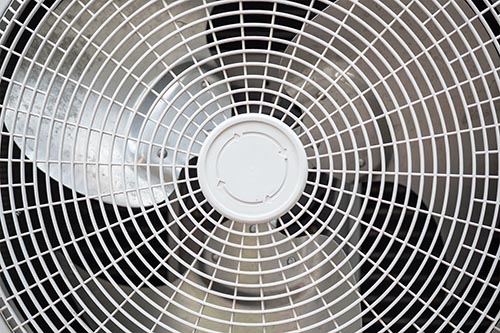 Close-up van een ventilator, detail van bladen en rooster